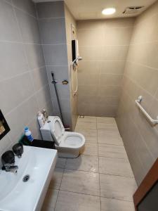 Łazienka z białą toaletą i umywalką w obiekcie Cozy Studio 3pax, Menara Sentral by VL HOME w mieście Bukit Mertajam