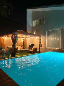 Bazén v ubytování Sunshine pool villa 2023新筑カリフォルニアスタイル 九十九里 garden nebo v jeho okolí