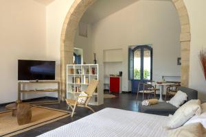 TV a/nebo společenská místnost v ubytování Masseria del Carrubo