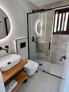 a bathroom with a sink and a shower at Vela Luka Frigiliana in Frigiliana