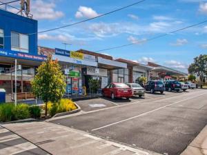 una calle con coches estacionados en un estacionamiento en *Promo!* 2-Min to Train Station! en Melbourne