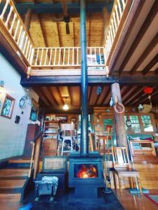 - un salon avec une cheminée dans une maison dans l'établissement The Goat and Goose Bed & Breakfast, à Lakes Entrance