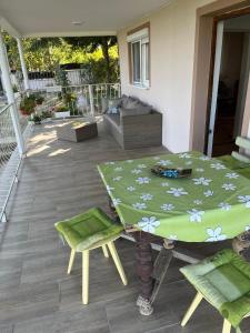 un patio con mesa y sillas en una terraza en Vila Vera Novosadska 15, en Velika Remeta