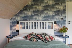 um quarto com uma cama com uma parede temática de floresta em Klangor Mechowo em Mechowo