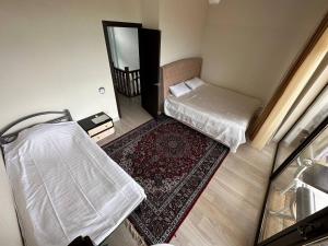 - une chambre avec 2 lits et un tapis dans l'établissement TownHouse in Baytur Resort&Spa 3 bedroom 92m2 Таунхаус, à Bosteri