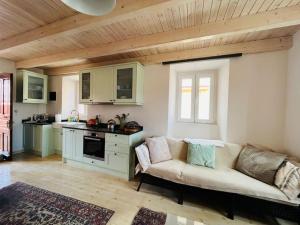 ครัวหรือมุมครัวของ Traditional Detached Corfu House, 50m to village square