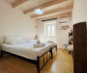 ein Schlafzimmer mit einem großen Bett in einem Zimmer in der Unterkunft Traditional Detached Corfu House, 50m to village square in Liapades