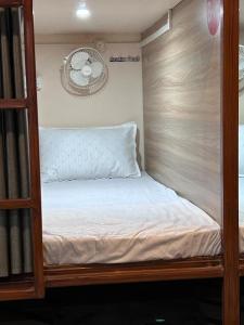 een slaapkamer met een stapelbed met witte lakens bij Shri Sarvad AC Rooms & Dormitory in Varanasi