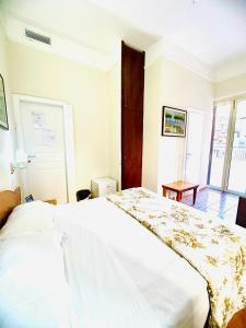 a bedroom with a large white bed in a room at Hotel Resi in Rome