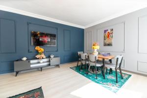 een eetkamer met blauwe muren en een tafel en stoelen bij Hexa Suites Hotel in Istanbul