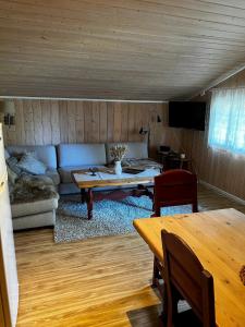 a living room with a couch and a table at Enok Hytter & Resort in Liagardane