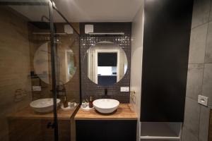 łazienka z 2 umywalkami i lustrem w obiekcie Łąckie Zacisze w Łącku
