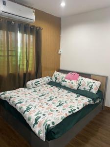 Postel nebo postele na pokoji v ubytování Bangkok Pool Villa Suvarnabhumi