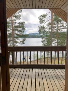 a screened in porch with a view of a lake at Katriina, huom! sijaitsee saaressa, locates on island in Tahkovuori