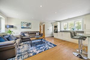 a living room with a couch and a table at Country cottage & Tennis court in Warnham