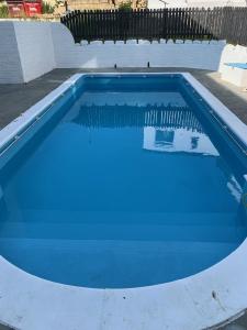 una piscina de agua azul en un patio en Gracellie Hotel en Shanklin