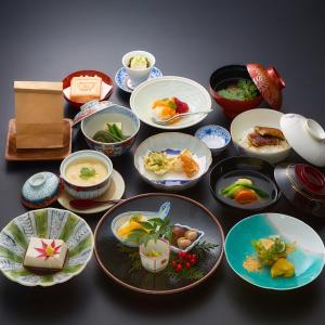 um grupo de pratos de alimentos sobre uma mesa em Ryokan Koyokan em Yasugi