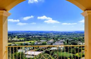 una vista di una città da un balcone di Golf & Sea Residence Is Molas a Pula