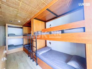 um quarto com três beliches numa casa em LUK Inn Hotel em Da Nang
