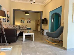 un soggiorno con divano e tavolo di Spacious and beautiful house a Pireo