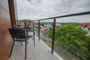 uma varanda com uma mesa e cadeiras e uma vista em Ritsa Resort em Ureki