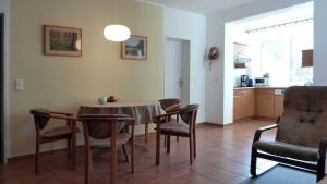 eine Küche und ein Esszimmer mit einem Tisch und Stühlen in der Unterkunft Haus Holstein Meinke WE 13 W-LAN in Ostseebad Sellin