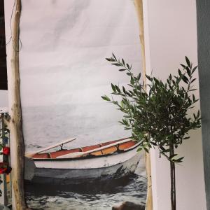 une peinture d'un bateau dans l'eau dans l'établissement Elli's House, à Keramoti