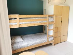 Cette chambre dispose de lits superposés et de 2 lits superposés. dans l'établissement Gîte La Coumette - classé 3 étoiles, à Crampagna