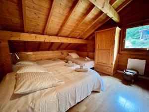 Un pat sau paturi într-o cameră la Chalet Verlaine 4* magnifique et authentique