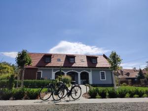 dos bicicletas estacionadas frente a una casa en Pálffy59 Vendégház, en Köveskál