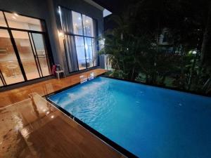 Ban Wat Pho Thong的住宿－曼谷廊曼机场设计师泳池别墅有按摩浴缸 Thai Cool Private pool villa Don Mueang，相簿中的一張相片