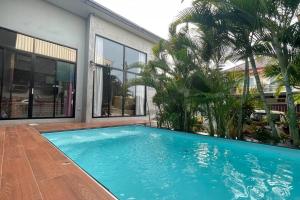 Ban Wat Pho Thong的住宿－曼谷廊曼机场设计师泳池别墅有按摩浴缸 Thai Cool Private pool villa Don Mueang，相簿中的一張相片