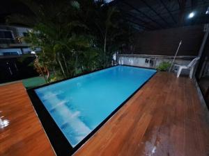 Ban Wat Pho Thong的住宿－曼谷廊曼机场设计师泳池别墅有按摩浴缸 Thai Cool Private pool villa Don Mueang，相簿中的一張相片