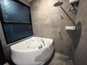 Kép 曼谷廊曼机场设计师泳池别墅有按摩浴缸 Thai Cool Private pool villa Don Mueang szállásáról Ban Wat Pho Thong városában a galériában