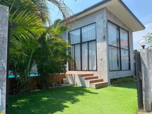Kép 曼谷廊曼机场设计师泳池别墅有按摩浴缸 Thai Cool Private pool villa Don Mueang szállásáról Ban Wat Pho Thong városában a galériában