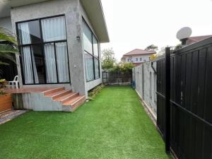Kép 曼谷廊曼机场设计师泳池别墅有按摩浴缸 Thai Cool Private pool villa Don Mueang szállásáról Ban Wat Pho Thong városában a galériában