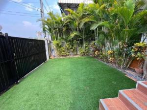 Kép 曼谷廊曼机场设计师泳池别墅有按摩浴缸 Thai Cool Private pool villa Don Mueang szállásáról Ban Wat Pho Thong városában a galériában