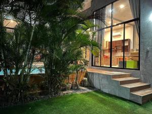 Kép 曼谷廊曼机场设计师泳池别墅有按摩浴缸 Thai Cool Private pool villa Don Mueang szállásáról Ban Wat Pho Thong városában a galériában