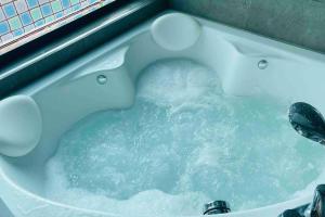 Kép 曼谷廊曼机场设计师泳池别墅有按摩浴缸 Thai Cool Private pool villa Don Mueang szállásáról Ban Wat Pho Thong városában a galériában