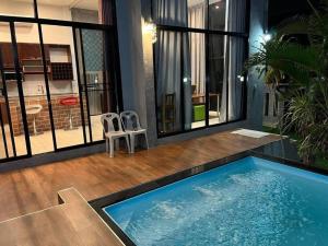 Kép 曼谷廊曼机场设计师泳池别墅有按摩浴缸 Thai Cool Private pool villa Don Mueang szállásáról Ban Wat Pho Thong városában a galériában
