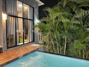 Kép 曼谷廊曼机场设计师泳池别墅有按摩浴缸 Thai Cool Private pool villa Don Mueang szállásáról Ban Wat Pho Thong városában a galériában