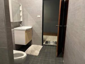 Kép 曼谷廊曼机场设计师泳池别墅有按摩浴缸 Thai Cool Private pool villa Don Mueang szállásáról Ban Wat Pho Thong városában a galériában