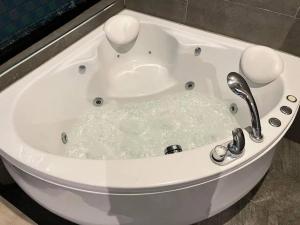 Kép 曼谷廊曼机场设计师泳池别墅有按摩浴缸 Thai Cool Private pool villa Don Mueang szállásáról Ban Wat Pho Thong városában a galériában