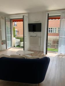 ein Wohnzimmer mit Sofa und Tisch in der Unterkunft Paris 42m Studio plus terrace in Paris