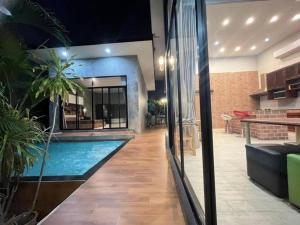 Kép 曼谷廊曼机场设计师泳池别墅有按摩浴缸 Thai Cool Private pool villa Don Mueang szállásáról Ban Wat Pho Thong városában a galériában