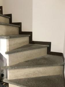 un conjunto de escaleras de hormigón en una habitación en Trilocale in residence Verdesirente, en Rocca di Mezzo