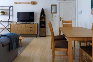 TV a/nebo společenská místnost v ubytování First line apartment Sea views with pool and free parking + 30 fotografií