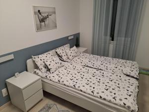 Posteľ alebo postele v izbe v ubytovaní DISZTINGVÁLT Apartman, free garage