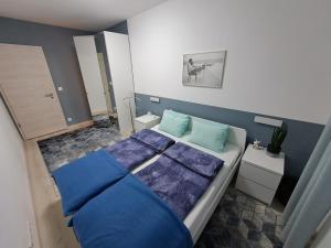 Posteľ alebo postele v izbe v ubytovaní DISZTINGVÁLT Apartman, free garage