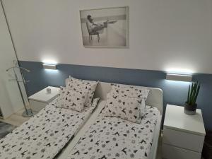 Posteľ alebo postele v izbe v ubytovaní DISZTINGVÁLT Apartman, free garage